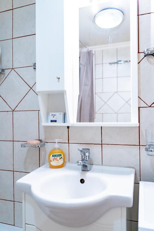 Victoria Train Station 1 Bedroom 5 Pers Афины Экстерьер фото